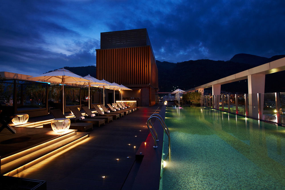 礁溪晶泉丰旅 Wellspring By Silks Jiaoxi Exterior foto The swimming pool at The Landmark Mandarin Oriental