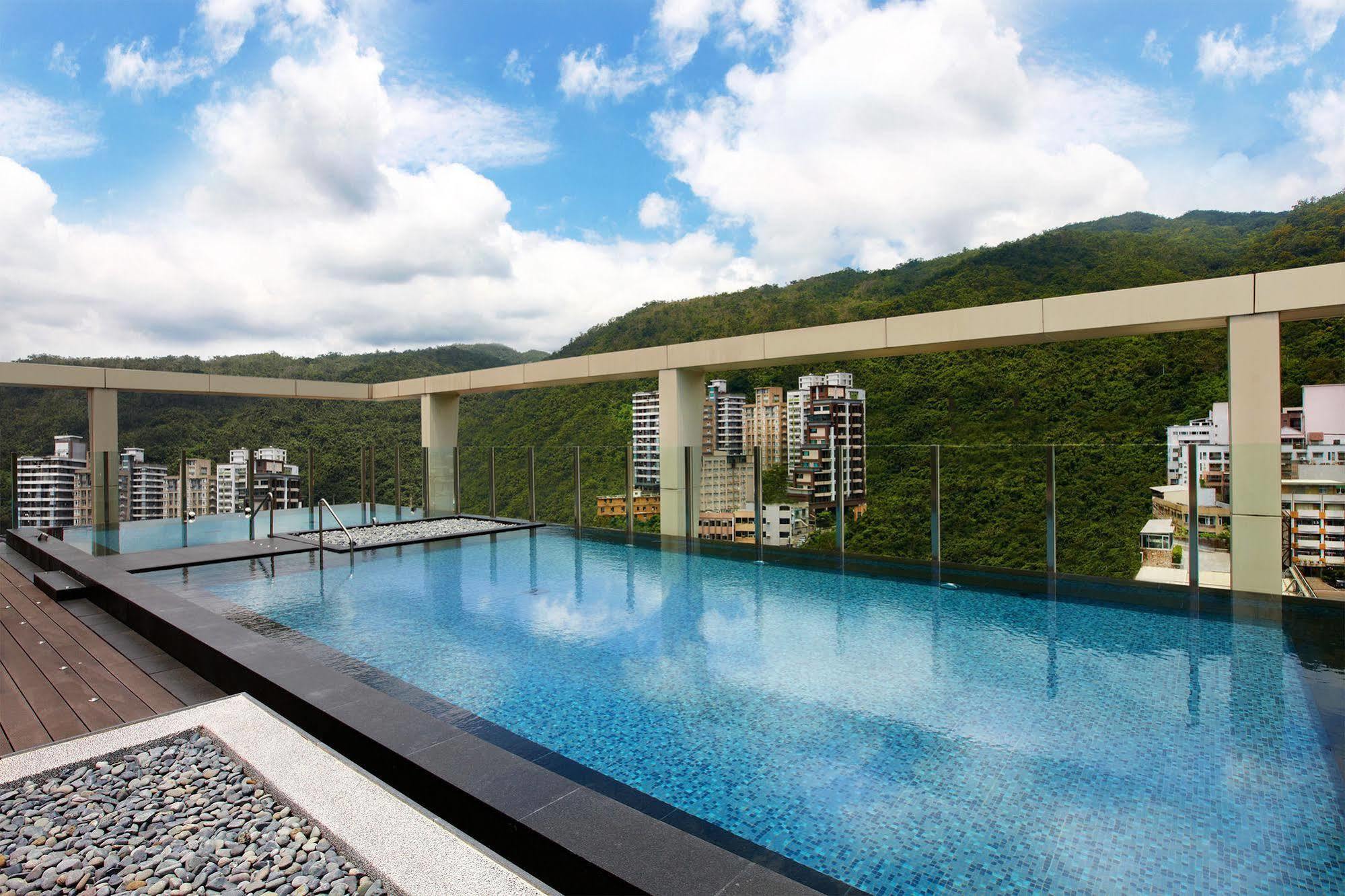 礁溪晶泉丰旅 Wellspring By Silks Jiaoxi Exterior foto The swimming pool at the rooftop