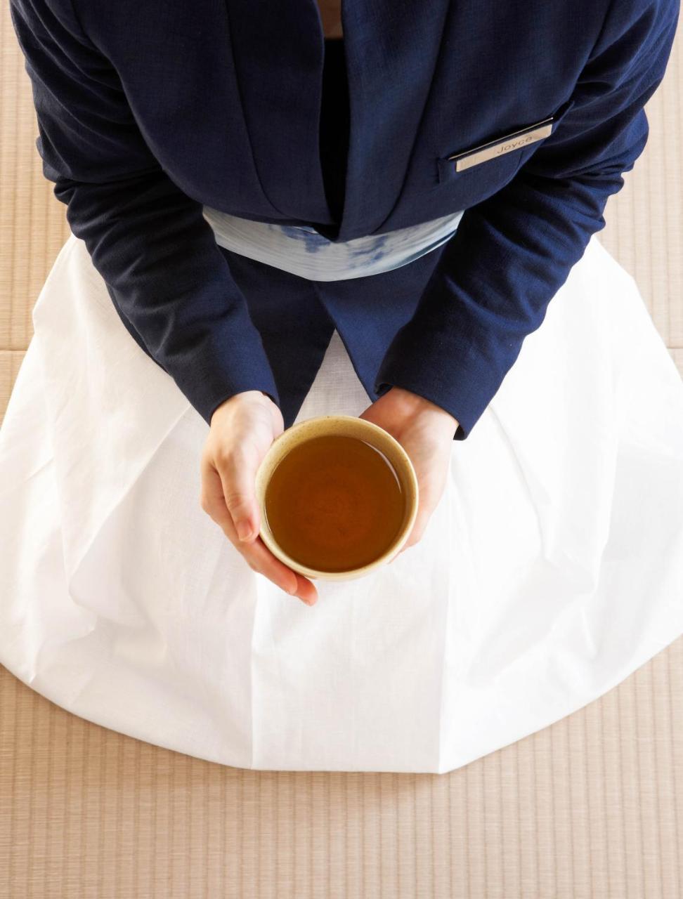 礁溪晶泉丰旅 Wellspring By Silks Jiaoxi Exterior foto A woman holding a cup of tea