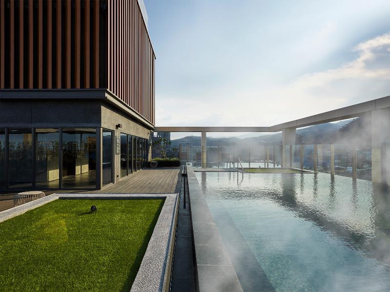 礁溪晶泉丰旅 Wellspring By Silks Jiaoxi Exterior foto The rooftop pool at the hotel